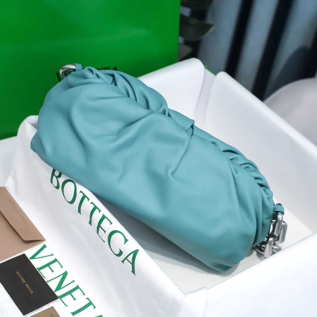 2020 new products will continue to upgrade the cloud bag to the вoттega veneтa chain cloud bag. It is still developed with imported original leather as standard. This hardware chain needs to be light on the upper body and can only be made of all-steel material. It is made of hollowed metal. You don’t have to worry about its weight. Major celebrity fashion bloggers have used it to attend fashion shows. Who can resist the charm of this large gold chain [smile] Style number: 6708# Size: 30*16*12